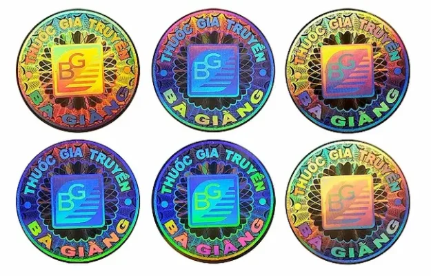 Thay đổi góc nhìn thì tem sẽ có những màu sắc khác nhau tem-chong-hang-gia-hologram